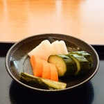 とんかつ武信 - 酸味が効き始めた絶妙なタイミングの"糠漬け"。