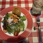 オステリア ランピ - サラダ　粉チーズとバルサミコ酢がかかってる　野菜はカットが大きい　パンはフォカッチャみたい？はふかふかで高さがある　塩味がきいていてもっと食べたい