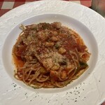 オステリア ランピ - イカとパプリカのトマトソースパスタ　イカは小さめにカットされて沢山はいってる　やわらかでぷりっと食感　トマトソースはほどよくにんにくきいてる　パスタは最初の数口はやや硬めと思ったが程なく丁度良い硬さに
