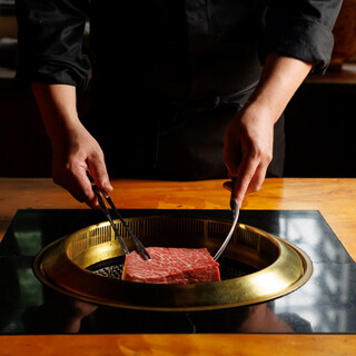 目の前で豪快に焼き上げる塊肉！五感で愉しむエンタメ体験