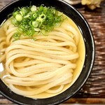 うどん 丸香 - とにかく、きれいです。
            気のせいか、少しお出汁の香りが変わった気がするけど、相変わらず旨味と香ばしさは健在のいりこ出汁。
            うどんは、ぷにぷに&もっちり♪
            お出汁との相性がバッチリ♪