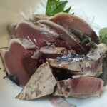 市場食堂 - 料理写真:カツオのたたき　分厚いし美味しいし