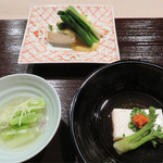 とき宗 - テーブルに座ると、まず供された3種の先付。鯛の真子の豆腐とタラの芽。うるいの酢の物。牛乳をおばいけのゼラチン質で固めたもの。
                                
                                
                                
                                