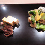 とき宗 - 海のものと山のものを取り合わせた八寸。セリの白和え(真子まぶし)・菜の花・フキ・たけのこ・空豆。何かの真子の豆腐・イイダコ(卵入り)・コノシロの昆布〆の酒盗がけ。
                                
                                
                                