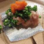 とき宗 - お酒が進んでいる様子を見て、飛び入り登場したのはコハダです。
      コハダの酒盗がけ。