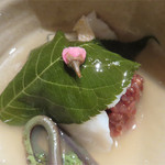 とき宗 - 桜の葉の塩漬けを混ぜ込んだ赤米のおにぎりに甘鯛を乗せて、更に桜の葉で包んだ蒸し物。
      わらびが添えられて、春満開の味です。
      