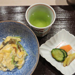 とき宗 - 2口、3口ほどのご飯の上に、博多の春の食材 シロウオと土筆を玉子とじにしたものがのってます。
      お酒と強肴でお腹一杯でしたが、この量だったら入る入る♪
      