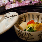 北新地 湯木 - 2015.3　焚き合わせ  春若芋 穴子 法蓮草 赤パプリカ 柚子