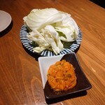 もつ焼き 新宿三丁目 ふじ屋 - お通しキャベツ味噌