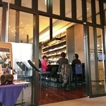 R restaurant & bar - 店舗入口