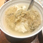 やよい軒 - ごはんをおかわりして、漬物をのっけて、だしをかけて、だし茶漬け。
