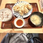 やよい軒 - 大分とり天定食を白米→もち麦ごはんに変更で注文。