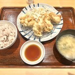 やよい軒 - 大分とり天定食を白米→もち麦ごはんに変更で注文。