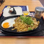 資さんうどん - 料理写真:北九州発祥焼うどん (つぼ漬けあり)/梅かつおおにぎり(のり付き) 2026/5/28