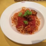 ラ・ベットラ ペル トゥッティ 新宿本店 - 茎ごぼうと鶏肉のトマトパスタ