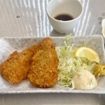 えびせい - アジフライ。いつもの自分ランチではお前が主役だったのに今日はやけに控えめだ