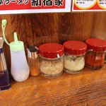 家系ラーメン 新宿家 - 卓上セット。