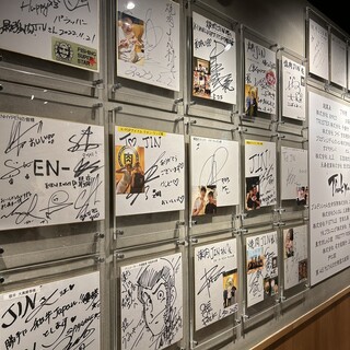国内だけでなく海外アーティスト、韓国アイドル、著名人にも