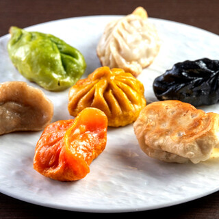 7種の味を楽しめる七福餃子。皮まで手作りの絶品餃子をぜひ