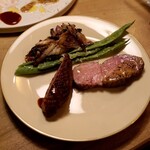 港の食卓 メサ - いも豚肩ロースと鴨胸肉の炭火焼き
