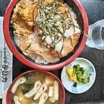 デリカ - 料理写真:デッカイトンカツが丼面覆います！これで700円。