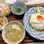 タイ屋台料理 ティーヌン - 料理写真:L:ガパオ＆グリーンカレーセット