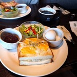 珈琲館 - 料理写真:4種チーズのツナトーストサンドモーニング、ゆで玉子、北海道小豆、炭火珈琲