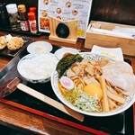らぁ～麺 まるわ - “肉玉ダブル中華そば 半ライス付き”+“からあげにんにく醤油 ２個”
