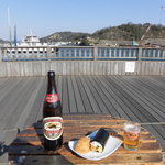 しみず食堂 - お店の裏で食事。