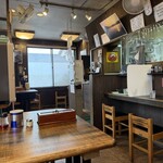 麺屋　志 - カウンター  テーブル席