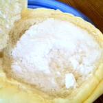 古川製パン店 - メロンパンのクリーム