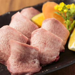 Squeeze Meyer lemon and enjoy ``Japanese Black Beef Satsuma Beef Special Tongue Salt''