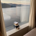 グランドプリンスホテル - ドリンク写真:下のコンビニから連れて来た海上自衛隊のクマさんと部屋からの眺め