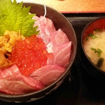 のっけ家 - 頭肉特選三種丼 1,890円