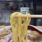 背脂煮干中華そば 和市 - 食べ応えのあるちぢれ太麺