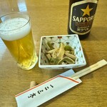 一二三亭 - サッポロ黒ラベル中瓶、突き出し（エリンギ、椎茸、もやし和え）