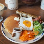 COFFEE AND BAKED LOCASA - 料理写真:アメリカンブレックファーストとソーセージ　1250円➕550円