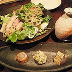 舎利舎利 - お通し三種とスモークチキンとエリンギ茸のサラダ
