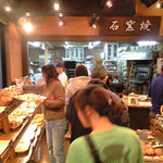 クーロンヌつくば - パンを買い求めるお客さんでいっぱい