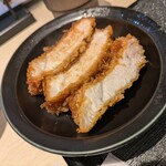 一新亭 - かなり厚みがある豚ロースカツ