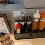 一新亭 - 卓上の調味料