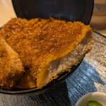 一新亭 - カツは結構な量です
