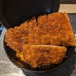 一新亭 - 大迫力のカツは丼から飛び出ています。