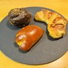 トラスパレンテ - 右　スピナー　475円
手前　クリームパン　275円
左　チョコラータ　530円