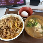 すき家 - 料理写真:とん汁みそらーめん　牛丼たまごセット