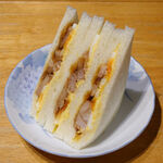 LAWSON - 料理写真:盛りすぎ!照焼チキンたまごサンド