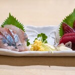 手打ち蕎麦 雷鳥 - 2026.6 刺身2点盛り（1,650円）愛媛県産シマアジと静岡県御前崎産カツオ