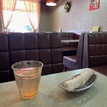 喫茶 新潟 - ゲーム機もある昭和なテーブルたち