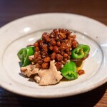 蕎麦と酒処 きくち - 2026.6 鶏食道あぶり焼き 納豆オイル（680円）
