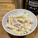 スタンドすずき - マカロニサラダ量も多いです